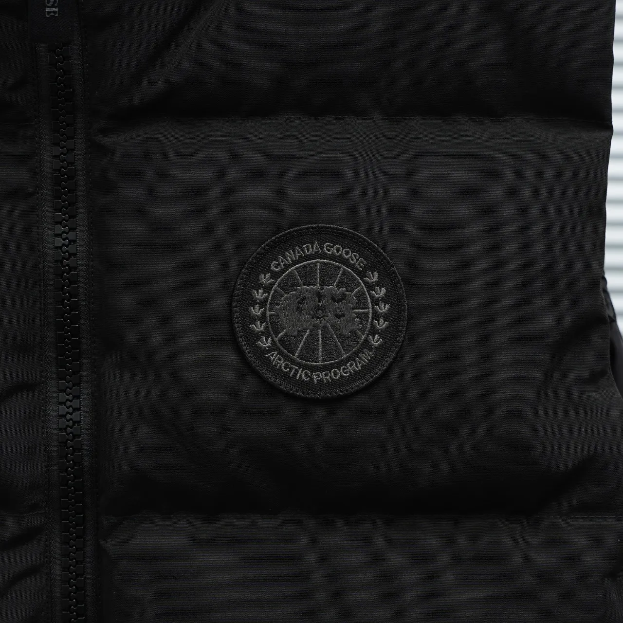 P600 2267WB Grandview black label women's short vest. Constructed from Arctic Tech recycled fabric®, it features a cinchable hem for sleek styling and storage. Color: Black Size: XS S M L XL